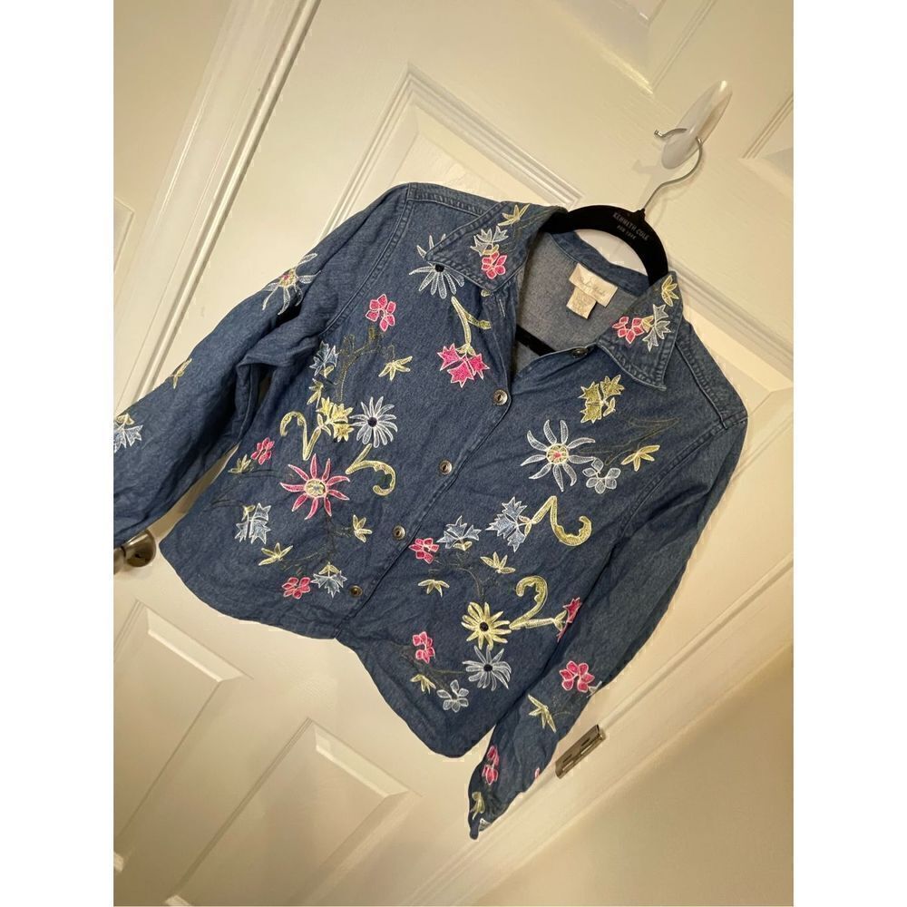 Studio Works women’s medium petite denim shirt  embroidered